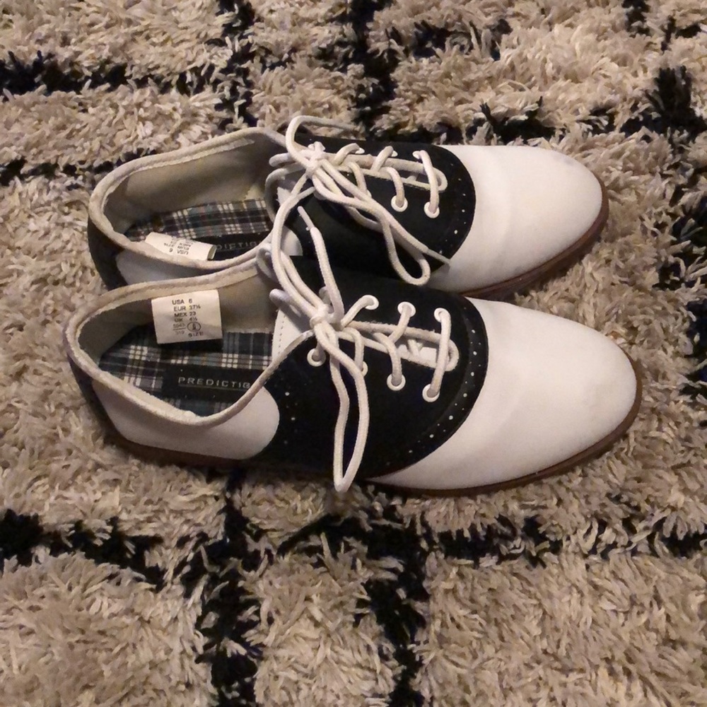 Women’s saddle shoes